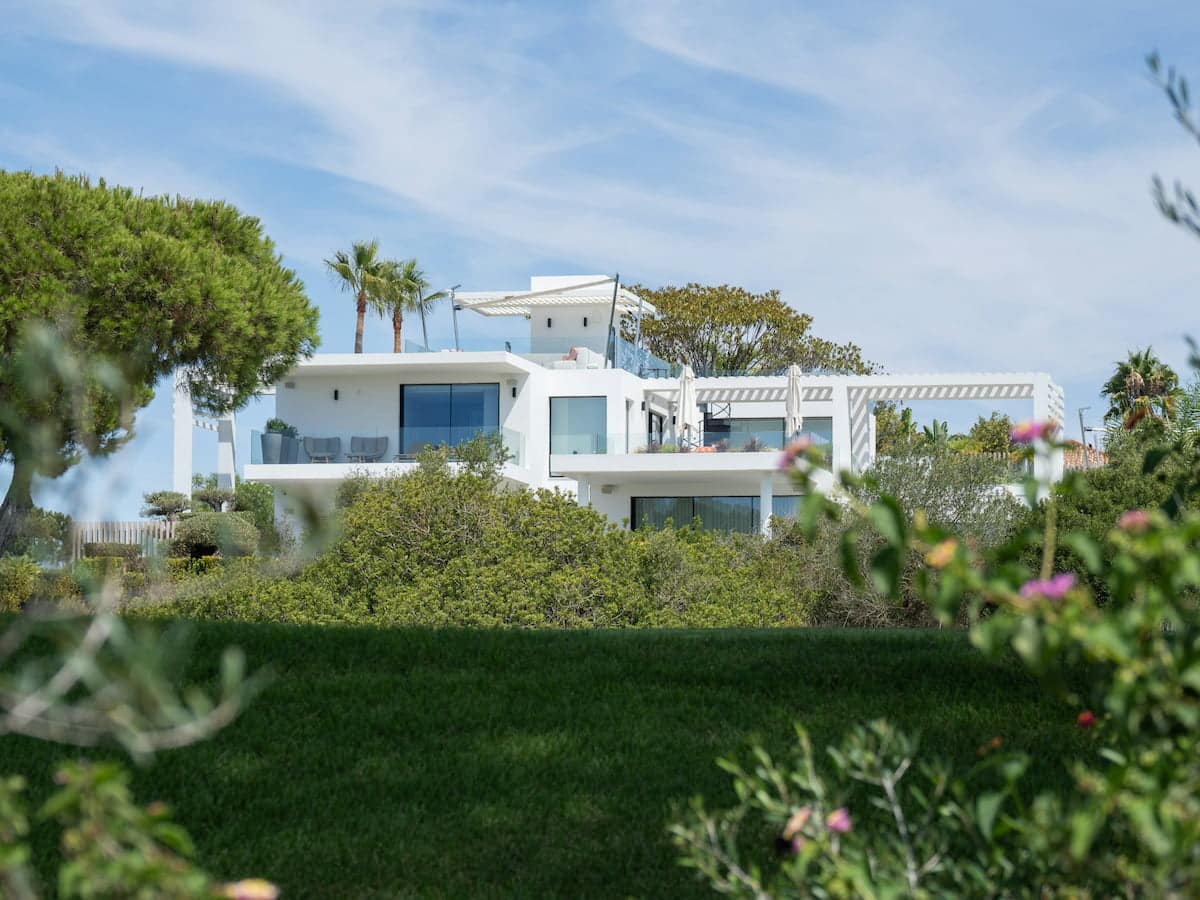 Villa bord de mer en résidence secondaire : pourquoi ce choix séduit une clientèle exigeante